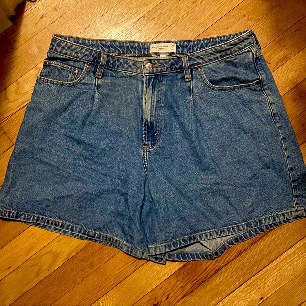 Abercrombie Curve Love Loose Shorts Medium Blue with Pleat Detail Size 33/16